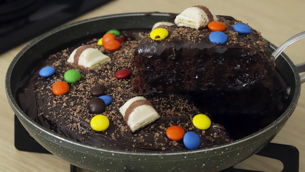 Bolo de chocolate molhadinho e fofinho de frigideira