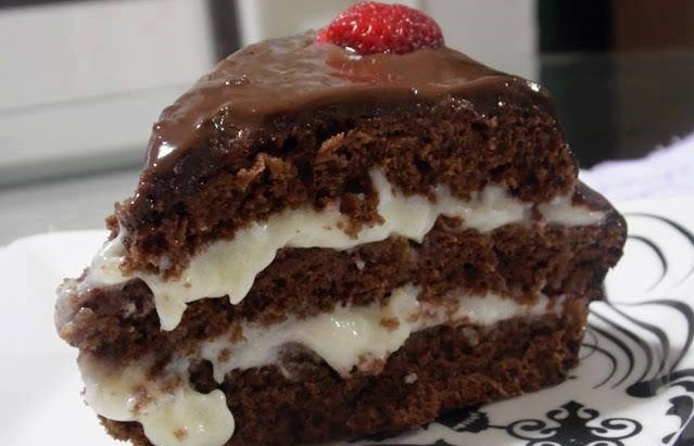 Bolo de chocolate recheado com beijinho uma delícia