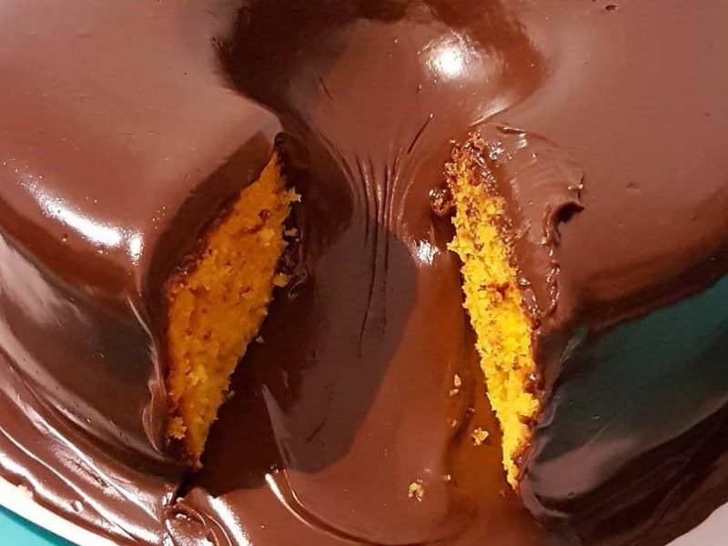 Bolo vulcão de cenoura com chocolate