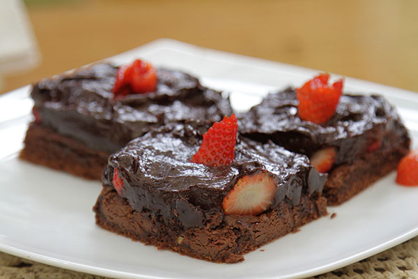 Brownie caseiro trufado de ninho com morangos