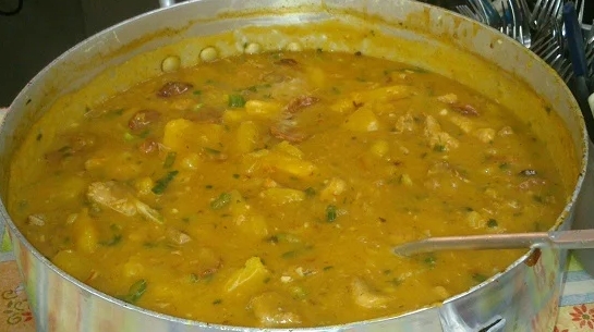 Caldo de mandioca com costela uma delícia