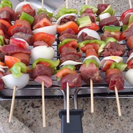 Espetinho de carne com legumes para seu churrasco ficar ainda mais delicioso