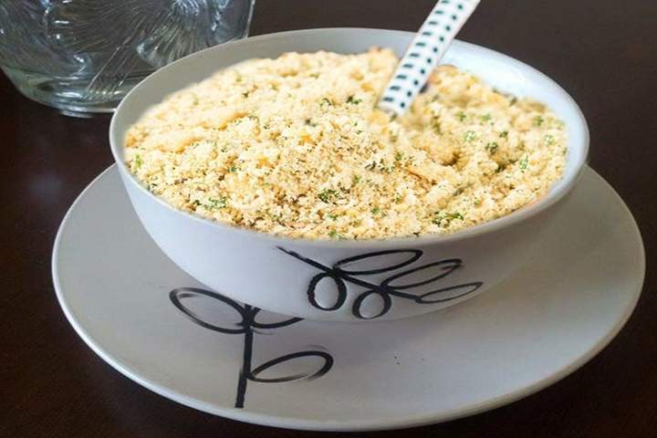 Farofa crocante com queijo parmesão ralado