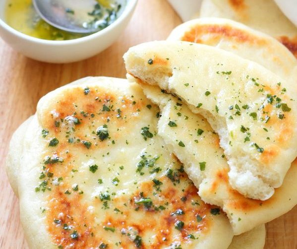 Pão de alho de frigideira rápido e pratico