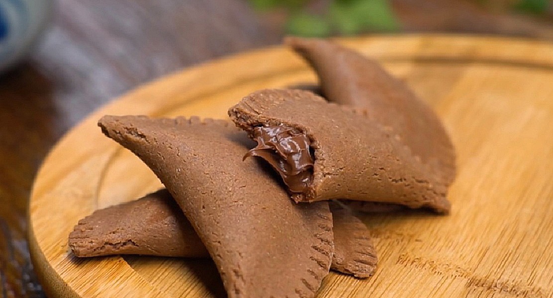 Pastel de forno caseiro com massa de chocolate