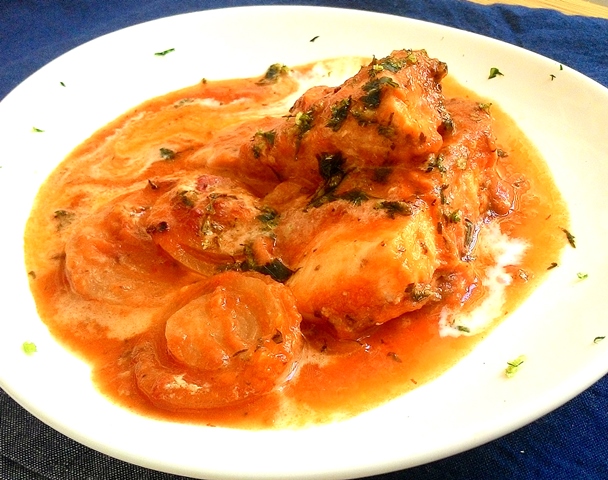 Peixe empanado ao molho sugo caseiro