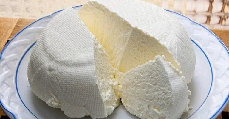 Queijo caseiro se você tem 1 litro de leite, meio limão e um iogurte pode preparar a melhor receita