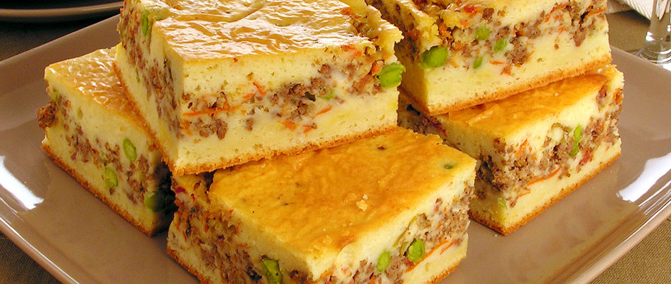 Deliciosa e surpreendente torta de carne moída com creme de leite no liquidificador