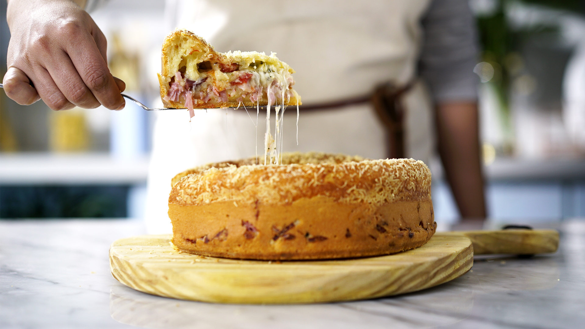 Torta de pão de bacon com queijo delicioso