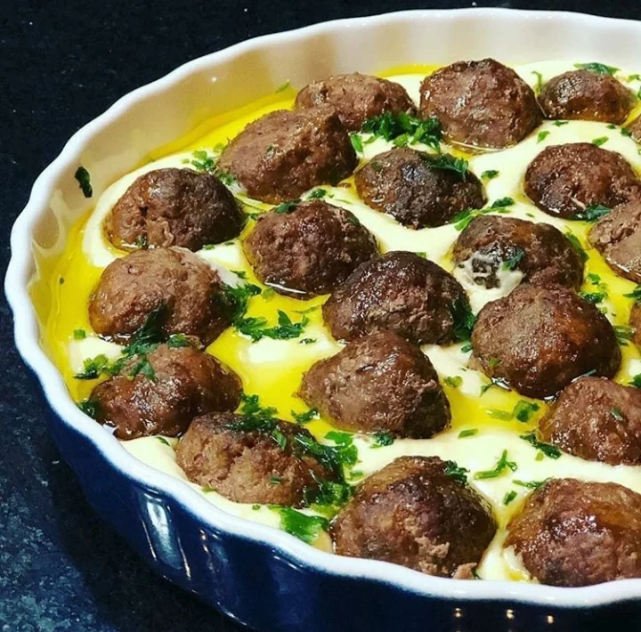 Almondega no forno ao molho de queijo fácil