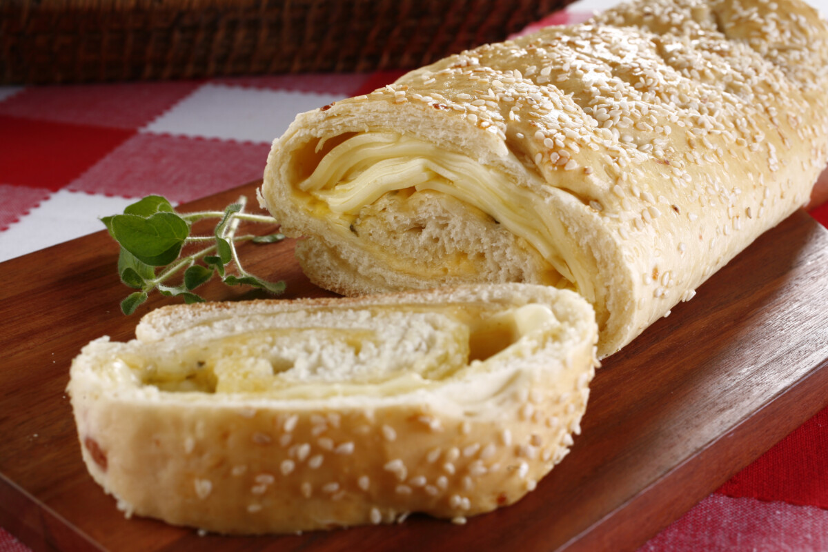 Baguete folhado de queijo e manjericão caseiro