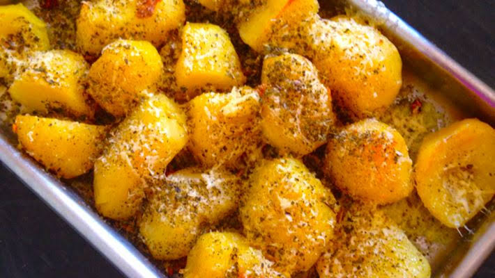 Batatas assadas simples com queijo parmesão