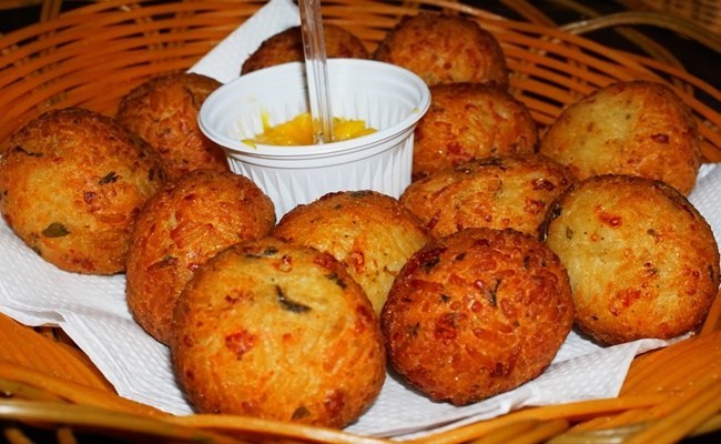 Bolinho de arroz e carne seca faça e surpreenda a todos