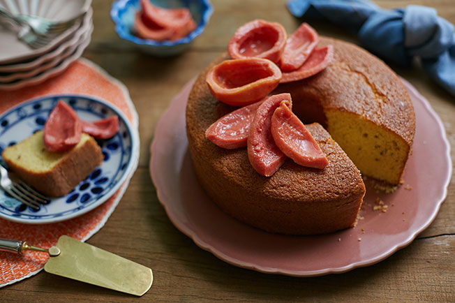 Bolo de fubá com compota de goiaba caseira