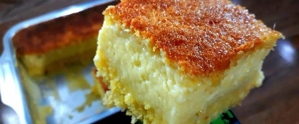 Bolo de milho cremoso e já sai recheado do forno uma delicia