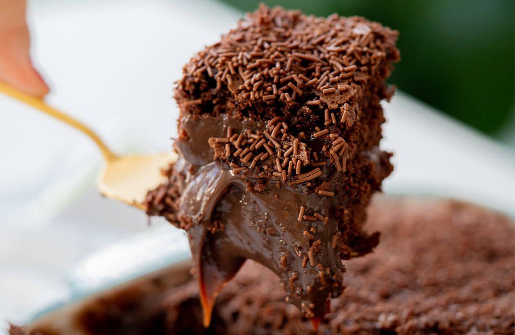 Bolo gelado de brigadeiro recheado fácil