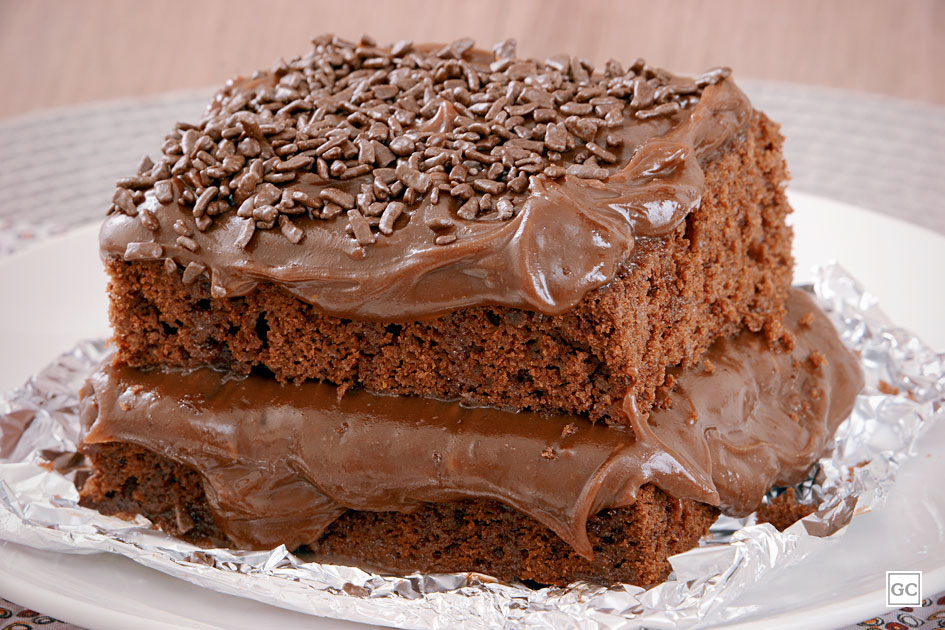 Bolo gelado de brigadeiro recheado fantástico