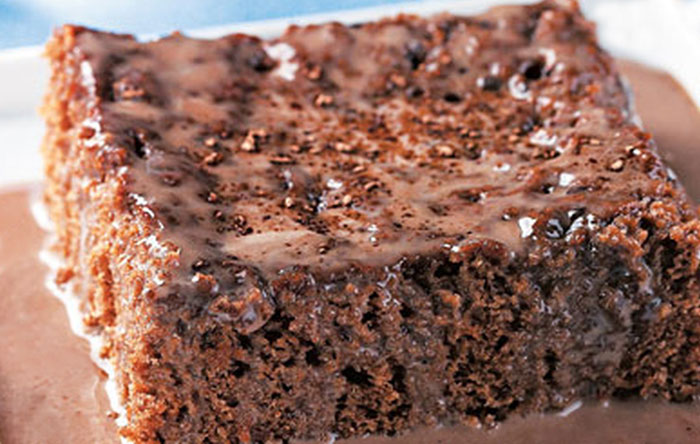 Bolo gelado de chocolate com leite condensado fica delicioso