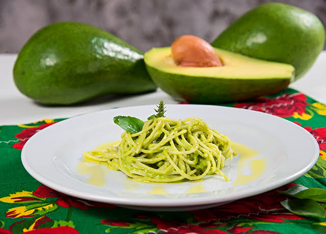 Macarrão com abacate vegetariano