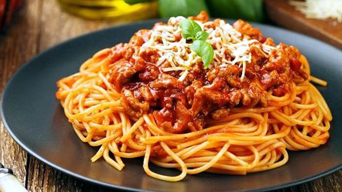 Macarrão com carne moída com molho de tomate simples