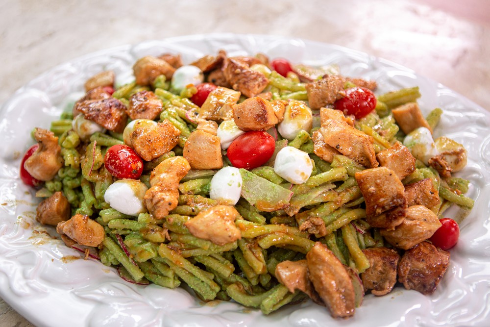 Macarrão com frango e pesto de abobrinha uma delícia