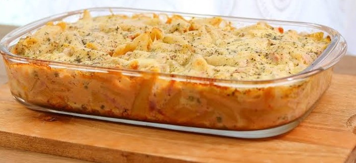 Macarrão cremoso de forno com queijo e presunto