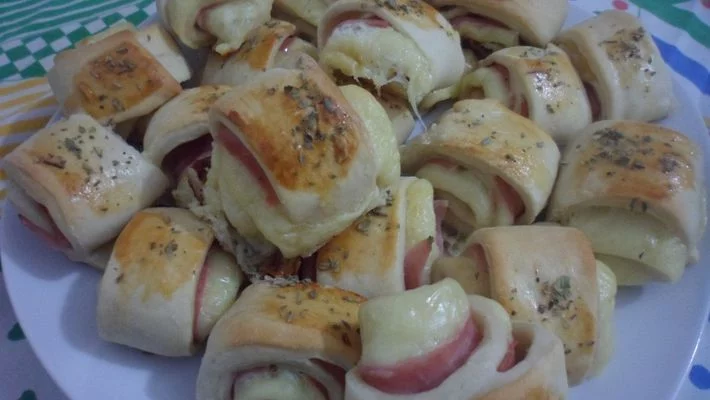 Pãezinhos com queijo e presunto caseiro fácil