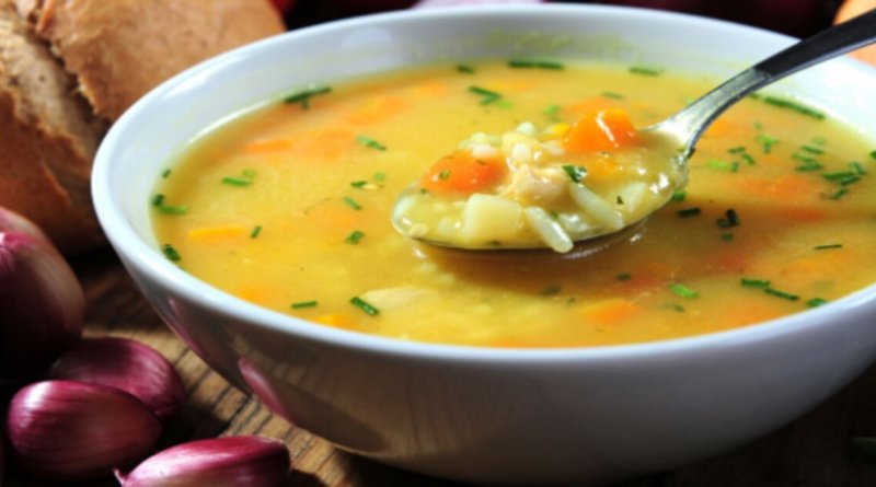 Sopa detox de legumes saudável e muito deliciosa