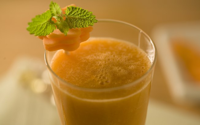 Suco diet de abacaxi com cenoura e hortelã