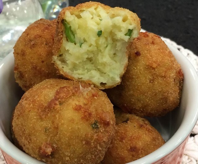 Bolinho de arroz de couve-flor caseiro