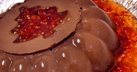 Flan de chocolate amargo com calda de pimenta biquinho