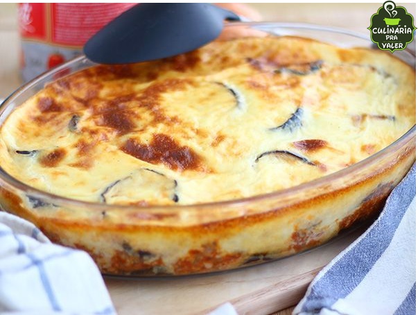 Moussaka à grega que é  mistura de berinjela com carne deliciosa