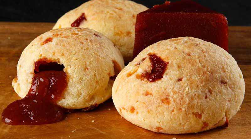 Pão de queijo recheado com goiabada