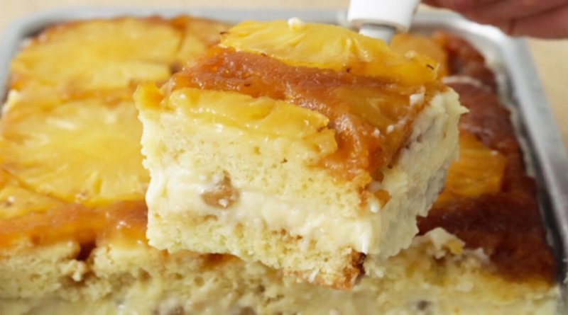 Receita de bolo de abacaxi gelado caramelizado com recheio de coco