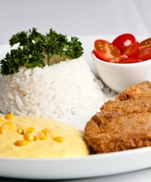 Receita pf de bife à milanesa c creme de milho arroz e salada de tomate