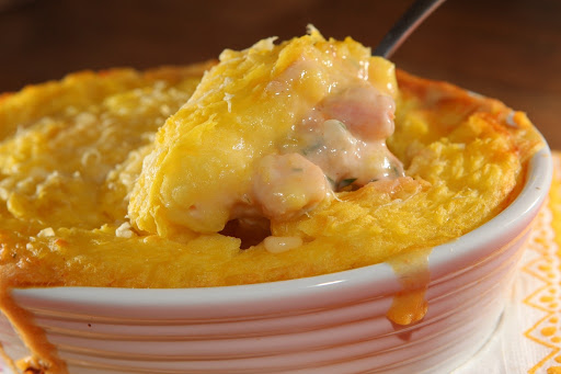 Escondidinho de camarão e tilápia cremoso fácil