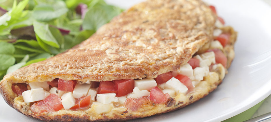 Omelete integral com queijo branco, tomate e orégano