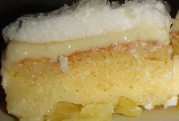 Receita de bolo de abacaxi gelado caramelizado com recheio de coco