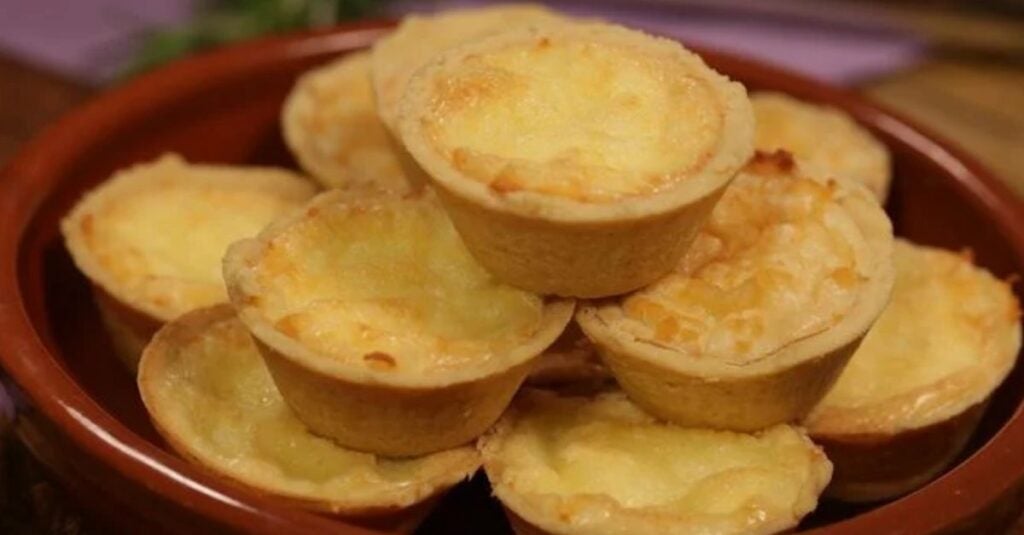 Receita de empadinha cremosa de queijo que derrete na boca