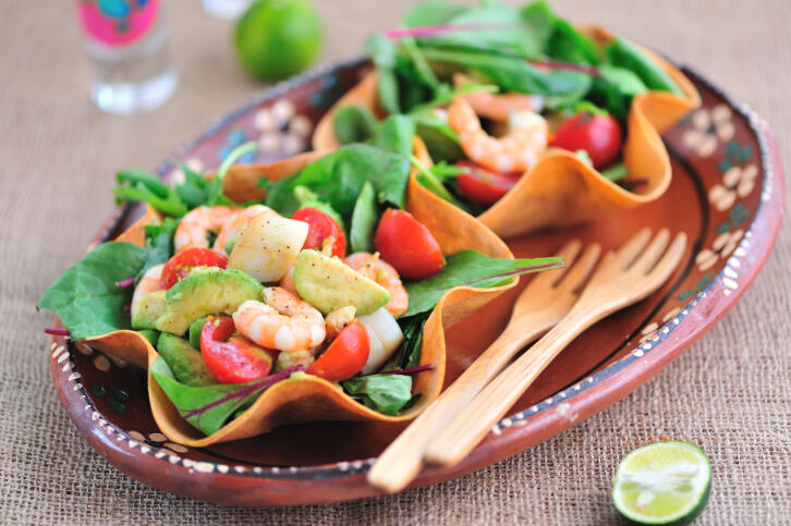 Receita de salada de camarão e abacate com molho de tangerina fácil