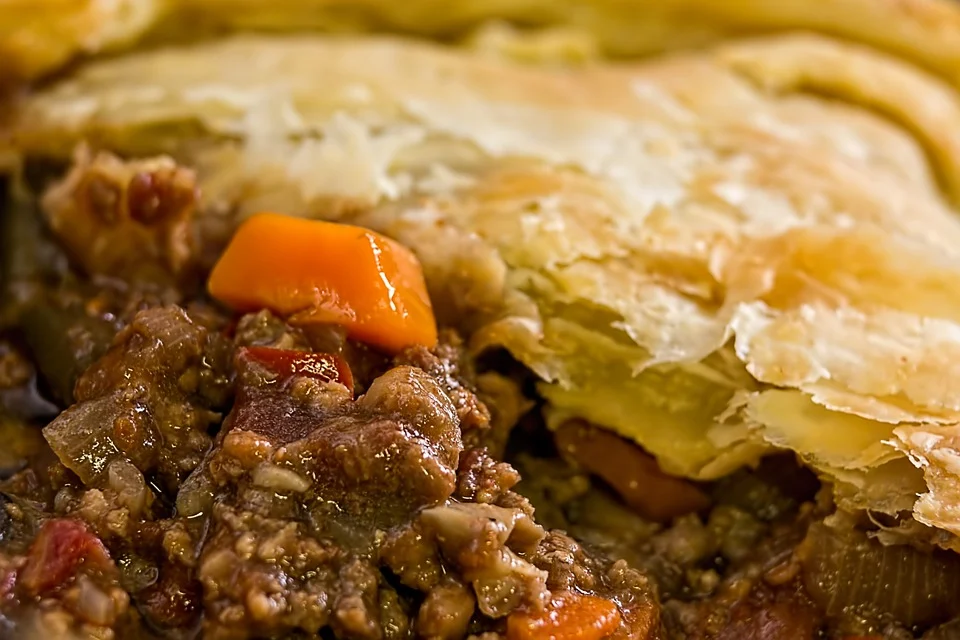 Torta de carne com massa folhada a famosa torta preguiçosa