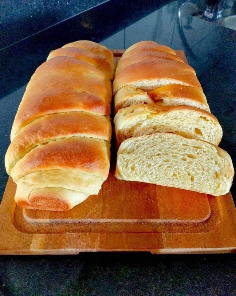  pão amanteigado prático fresquinho e quentinho para acompanhar um delicioso café