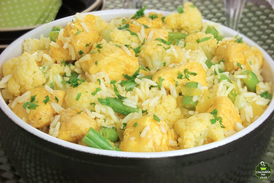 Arroz com frango couve flor e curry muito saborosa