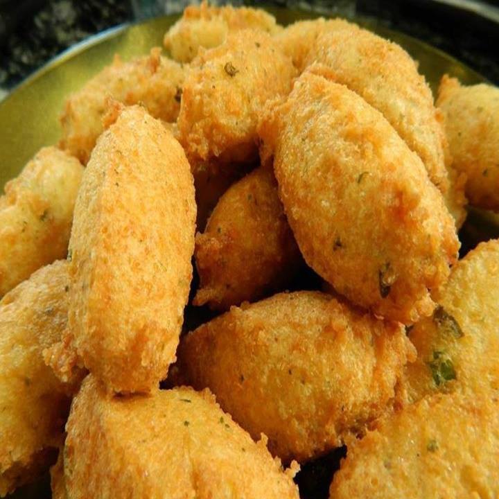 Bolinho de arroz com queijo minas de roça