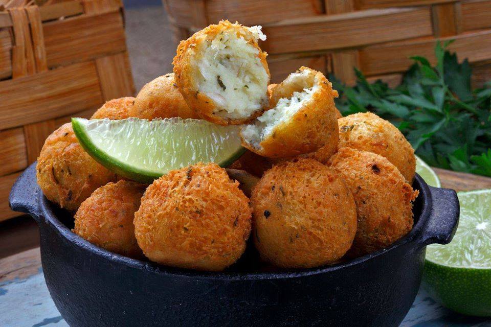 Bolinho de bacalhau de boteco fica crocante e irresistível