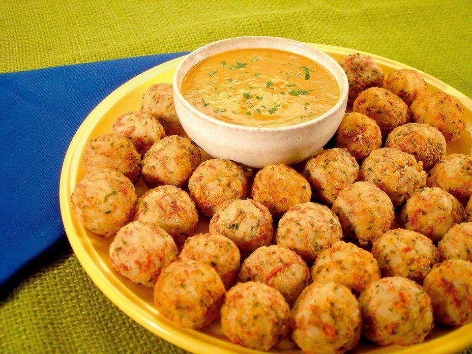 Bolinho de mandioca de boteco com carne seca irresistível