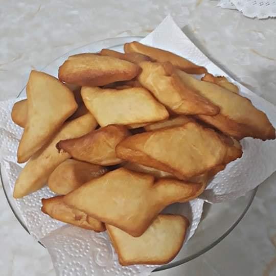 Bolinho frito de massa de pão impossível resistir a essa delícia