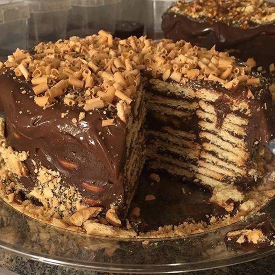 Bolo biscoito com brigadeiro ou torta de palha italiana uma delícia