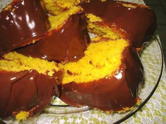 Bolo de cenoura delicioso com calda de chocolate