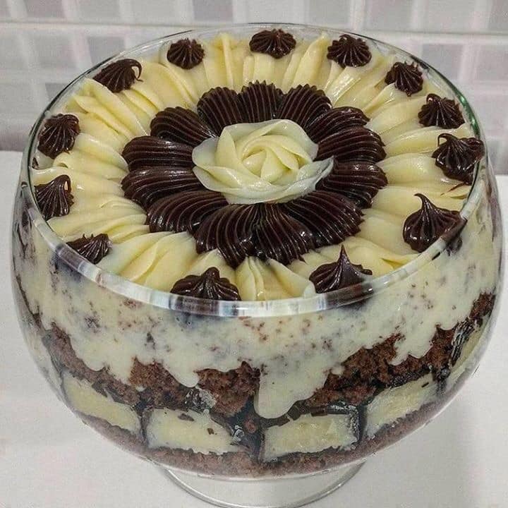 Bolo de chocolate cremoso com cobertura de brigadeiro e recheio de coco um espetáculo